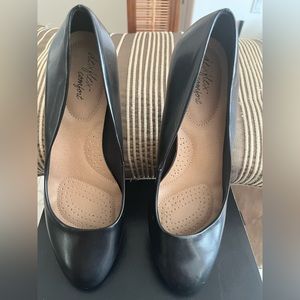 Black Pumps man-made material. Like new. Only worn once.